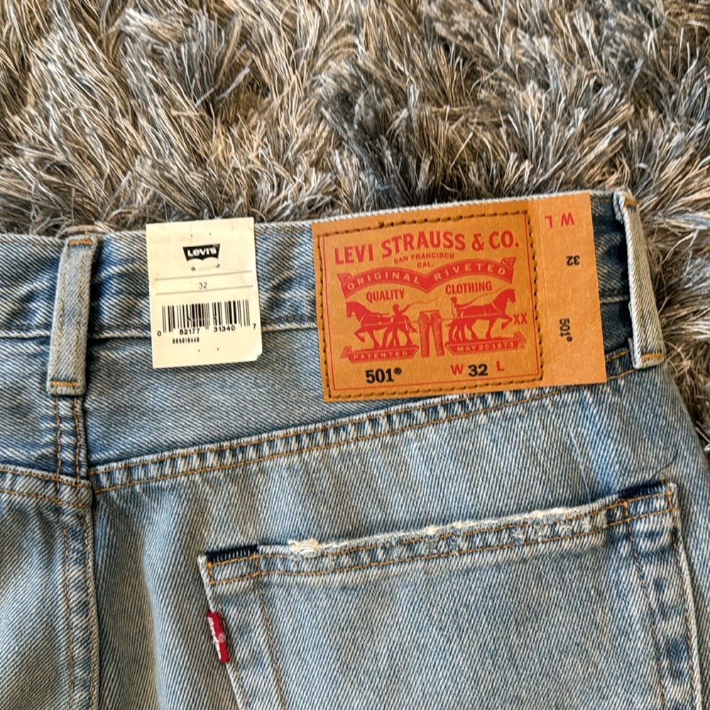 New Men's Levi Heavy Ripped Denim Shorts - 32 - Picture 5 of 7
